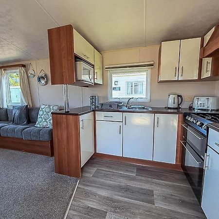 Great 6 Berth Caravan With Decking At Manor Park In Hunstanton Ref 23017B 外观 照片