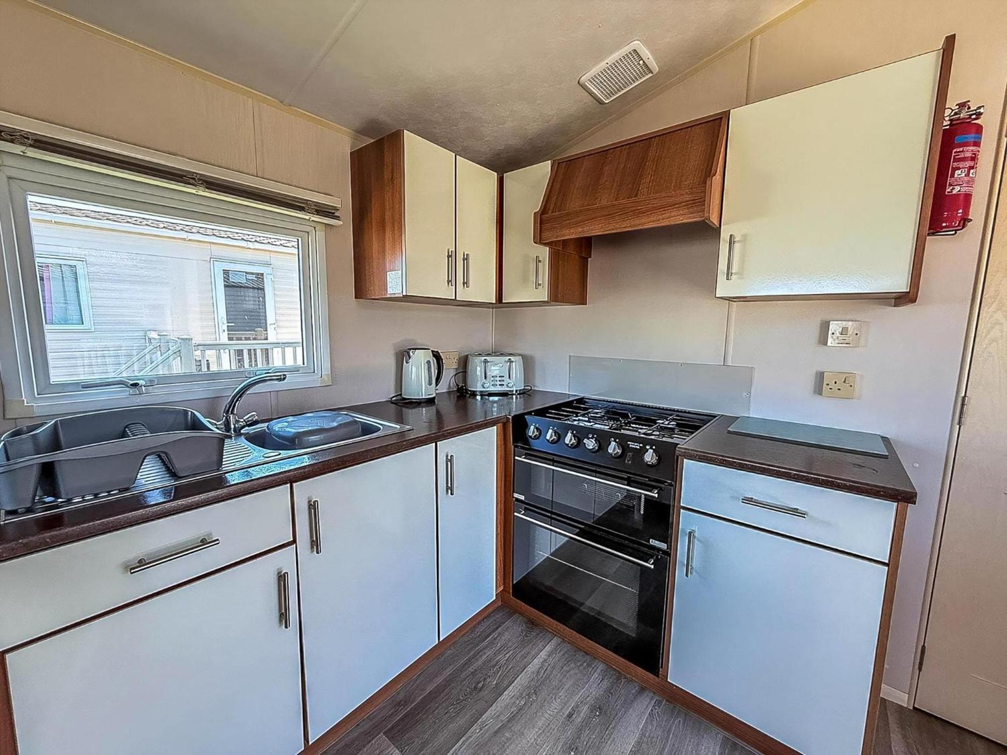 Great 6 Berth Caravan With Decking At Manor Park In Hunstanton Ref 23017B 外观 照片