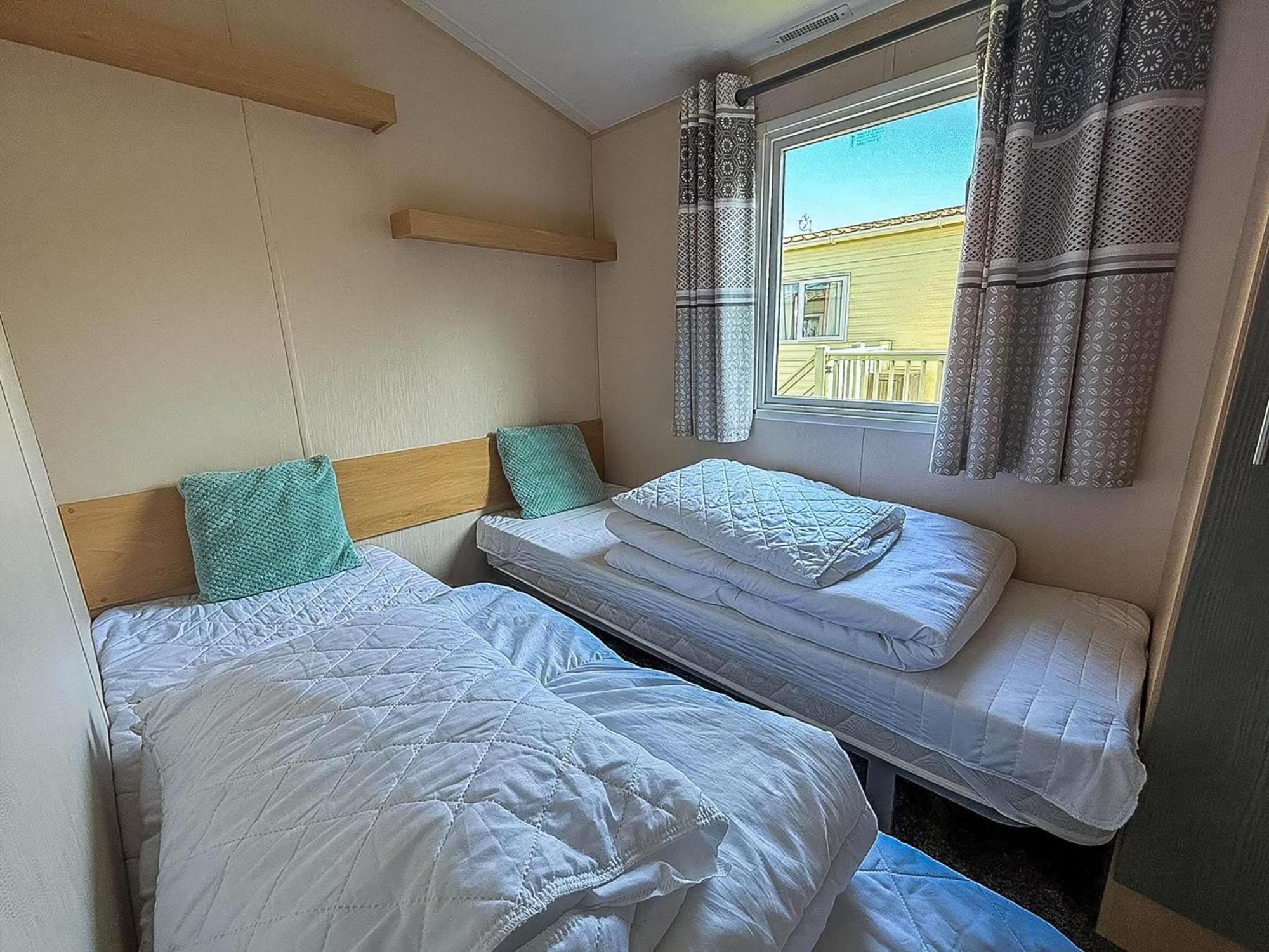 Great 6 Berth Caravan With Decking At Manor Park In Hunstanton Ref 23017B 外观 照片